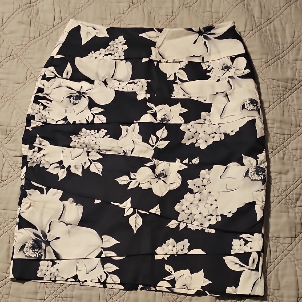 White House Black Market Black & White Floral Pencil Skirt